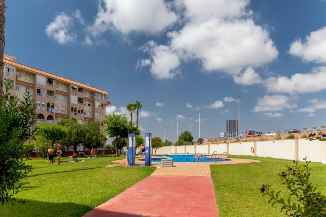 Apartamentos Villa Madrid Торевиеха Екстериор снимка